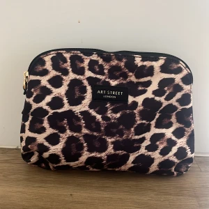 Jag säljer än sminkväskan med leopardmönstrad - Jag har använt den 1 gång men den är för liten för mitt smink. Den är jätte fint material och på insidan också.