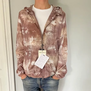 Woolrich windbreaker  - Jättefin woolrich windbreaker som är helt ny. Modellen på bilden är ca 180cm och väger ca 65kg. Jackan sitter litet i storlek. Skriv vid frågor eller funderingar!