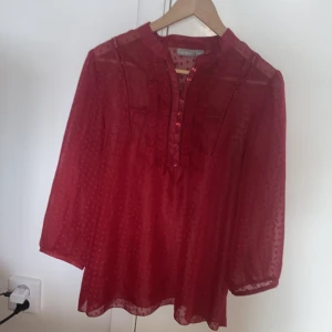 Vinröd blus - Den här fina blusen säljer jag pga att den inte har kommit så mycket till andvändnign på sistone. Den är i bra skick.
