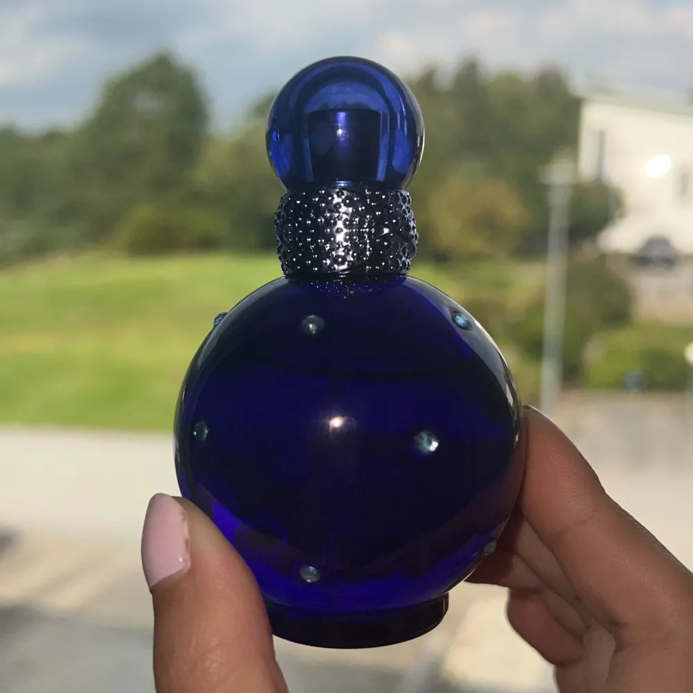 Britney Spears Midnight Fantasy💙 Köpt för 550kr🦋 Skulle säga att det är ca 90% eller 95% kvar i flaskan (men det är lite svårt att se)💘Pris kan diskuteras . Parfym.