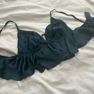 Pyjamaslinne  - En supersöt pyjamastopp i superskönt material. Luftig och mjuk. Den har som bh knäppen i bak. Superfin mossgrön färg. Passar bra för en small/medium och skulle säga max en c-kupa.