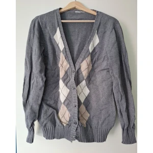 Rutig Kofta - Supergullig kofta med rutmönster. Saknas en knapp, annars i gott skick