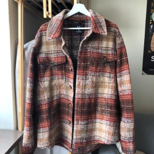 Flanellmönstrad övershirt/jacka - Perfekt till hösten! Säljer då den är smått för stor för mig. Använd ett fåtal gånger bara och mest stått i garderoben. 