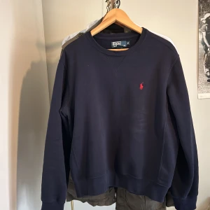 Ralph Lauren sweatshirt/tröja - Säljer denna Ralph Lauren sweatshirt i fint skick köpt här på plick 9/10. Jag är 187 och den passar mig lite litet. Storlek är M passar också S