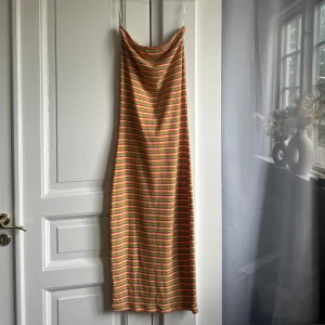 Klänning  - Bandeauklänning från Vero Moda i storlek M, använd en gång. 