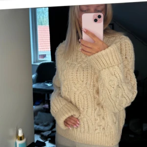 Stickad  - Super snygg stickad från Zara använd några gånger så om ny fortfarande.  Har ett litet stickigt material 