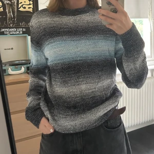 Blå stickad tröja - Stickad tröja i bra skick! Bara använd kanske 2-3 gånger.