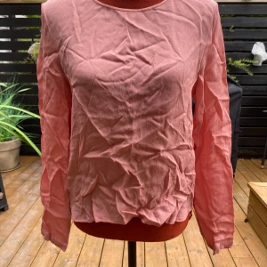 Rosa blus Pieces S - Tunn blus i viscose  Strl: S Längre bak Längd: 65 cm Axelbredd: 42 cm  Inga bilder när den sitter på mig! Katter finns i hemmet