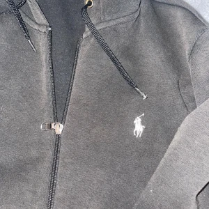 Ralph lauren tröja - Tja, säljer just nu denna sjukt snygga tröja, säljer pågrund av att den inte används! Passar runt 175-180