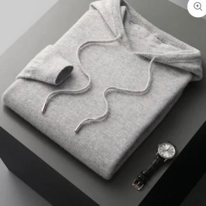 Kashmir hoodie helt ny - Säljer den då den inte passade  mig. Den är helt oanvänd