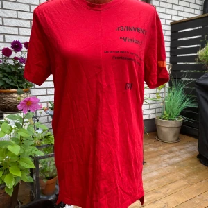 Röd t-shirt Jack & Jones L - Röd t-shirt med tryck Lite längre bak  Inga bilder när den sitter på mig! Katter finns i hemmet