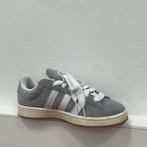 Nya Adidas campus grey - Storlek 44 Adidas campus grey, använda endast 2 gånger. 