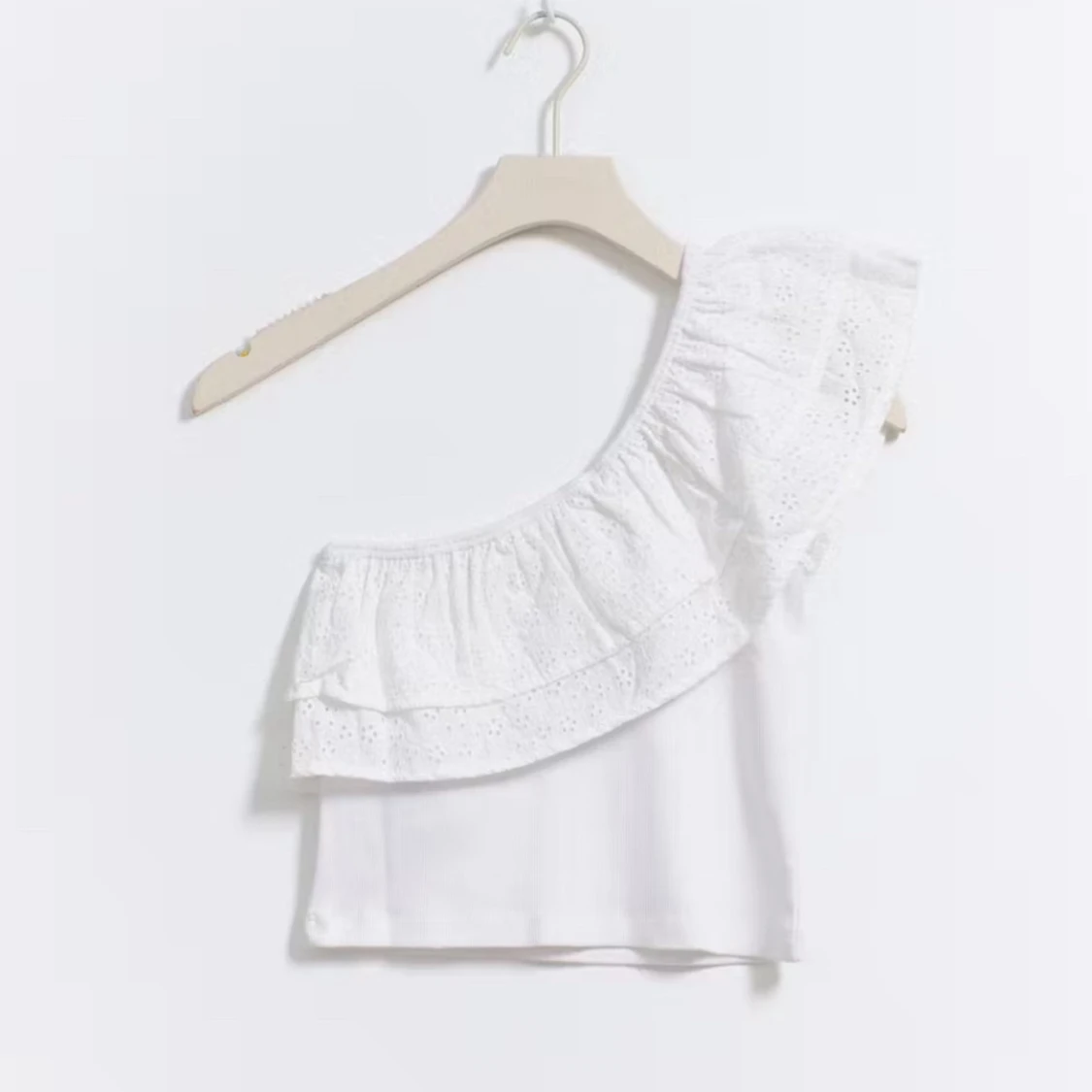 Vit oneshoulder topp med volang - 27