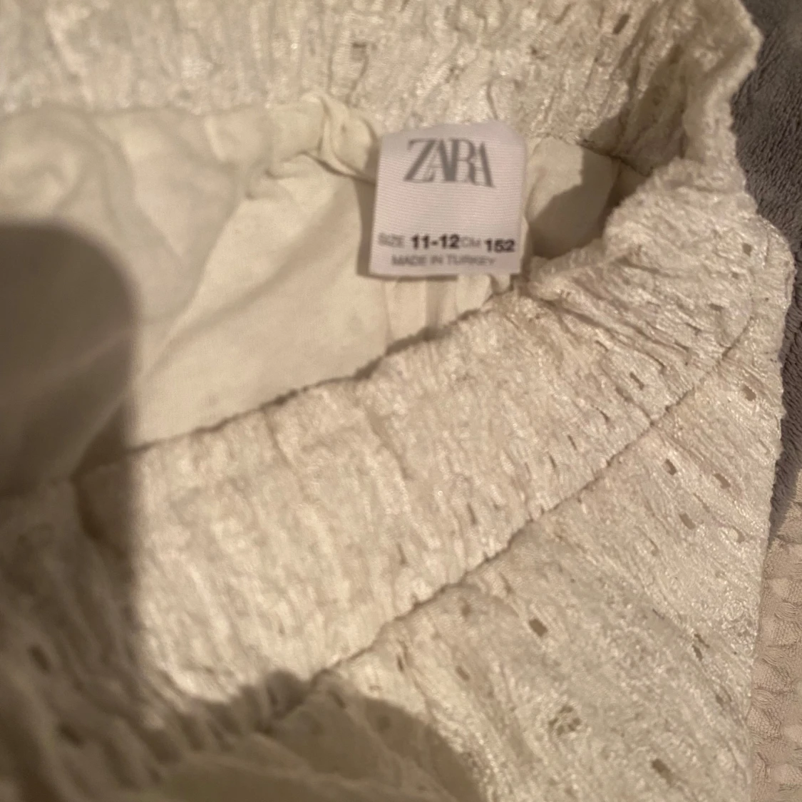 Lågmidjade vita broderade byxor  - 92