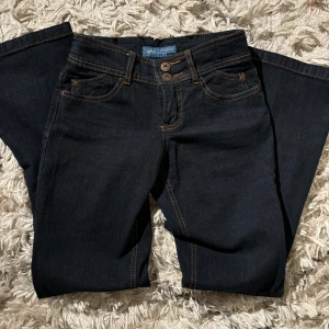 Lågmidjade bootcut Jeans - Jättesnygga mörkblå lågmidjade jeans från Arizona. Med dubbelknapp, coola fickor och snygga sömmar. Aldrig använda mem säljer då dem tyvärr är för små på mig. Skriv privat för fler frågor!!❤️Använd gärna köp nu
