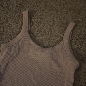 Ljusrosa ribbat linne - Sött linne från Gina Tricot i storlek xxs, passar även xs/s ❤️
