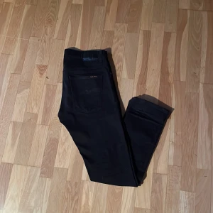 Svarta jeans från Nudie Jeans - Snygga svarta jeans från Nudie Jeans med klassisk femficksdesign. Modellen heter Grim Tim 