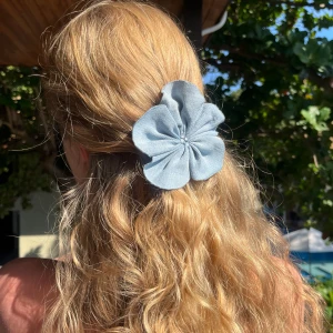 Stort hårspänne med jeansblomma - En stor accessoar som ger en extra touch till håret🌺