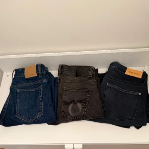 Tre par jeans i olika färger - Tjena! Säljer tre par jeans i olika färger. Ett par är klassiskt blå, ett par är svart och ett par är mörkblå. Alla är i olika skick T.ex. en liten defekt på acne jeansen! Perfekta för alla tillfällen och kan matchas med det mesta i garderoben!😁