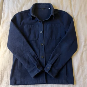 Donce de la sense overshirt - Säljer nu denna donce de la sense overshirt i storlek S som passar perfekt till våren. Den är använd rätt så lite och har knappt tecken på användning. Om du har några frågor är det bara att skriva ✍️.