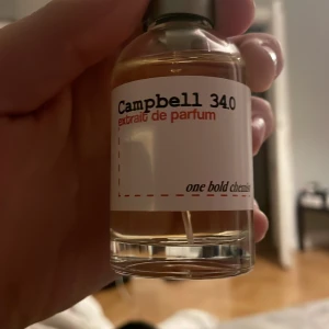 2st parfymer från Oneboldchemist - Två st parfymer från oneboldchemist, den första är dubbelt på pdm carlisle och den andra är dubbelt på Louis Vuitton ombre nobre. Nytt skick sprutat ett sprut, det är exakt samma som är ute på min plick redan bara att du kan köpa båda samtidigt till ett billigare pris