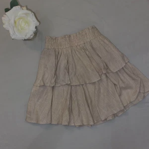 Beige volangkjol - Fin beige kortkjol med volanger från Princess Polly i storlek 36 och i materialet ”linne”. Perfekt för en somrig och beack look  ☀️ Finns en fläck på kjolen vid sidan om, men inget som märks. Pris kan diskuteras 🩷