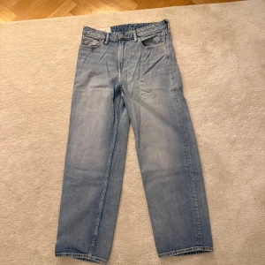 Ljusblå jeansbyxor baggy - Säljer ett par ljusblå jeansbyxor. Baggy fit. Storlek 31/32. Byxan är i mycket bra skick och är knappt använd. 