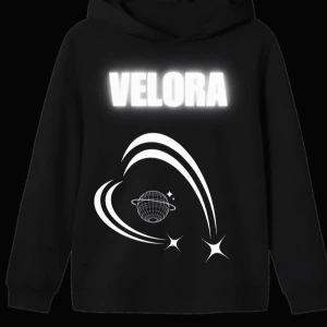 Svart hoodie med tryck från Velora - Snygg svart hoodie från Velora med ett coolt vitt tryck av en planet och stjärnor på framsidan. Perfekt för en avslappnad stil.
