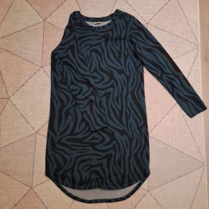 Zebramömstrad klänning  - En zebramönstrad klänning från JACQUELINEde YONG. Storlek S. Den är mörkgrön och svart med zebramönster. Säljer pga att den inte används. Den är använd ca 10 gånger. ✨️PS pris kan diskuteras