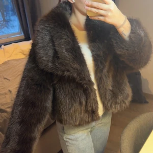 pälsjacka  - Oanvänd jacka från Asos, varit slutsåld flera månader. Nytt pris 800kr 