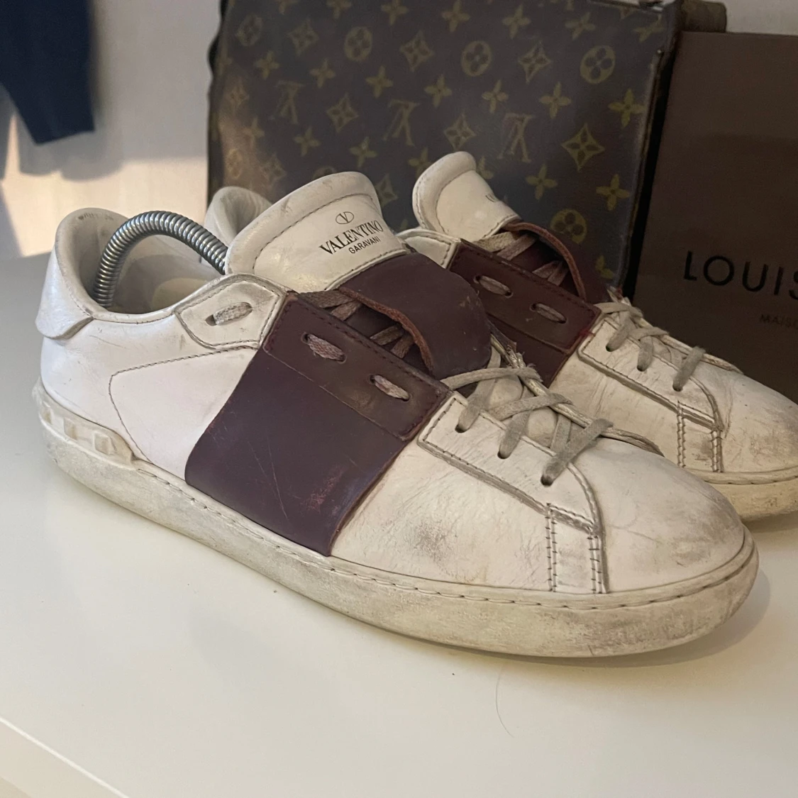 Valentino Garavani sneakers i vitt och vinrött - 90