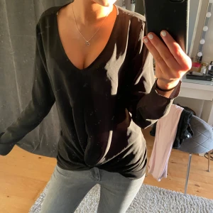 Blus - Storleken är L men passa bättre på S/M!!! Kommer ej till användning❤️