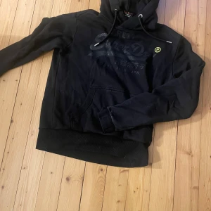Superdry hoddie - Superdry hoddie i fint skick storlek L men mindre i storlek så passar M också 