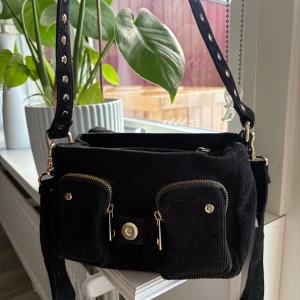 Núnoo väska  - nunoo väska med två olika längder på band, fåtalet gånger använd! I väldigt bra skick!