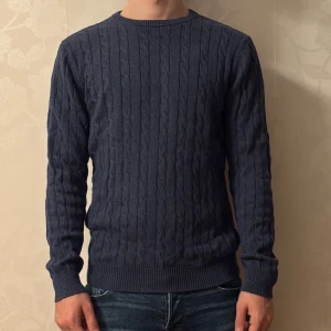 Mörkblå stickad John henric  - Snygg tröja från John henric | Skick: 9/10 | Size - M |Märke - John henric Fraktar via postnord eller instabox | Hör av dig vid minsta fråga eller fundering // Ricco Wardrobe