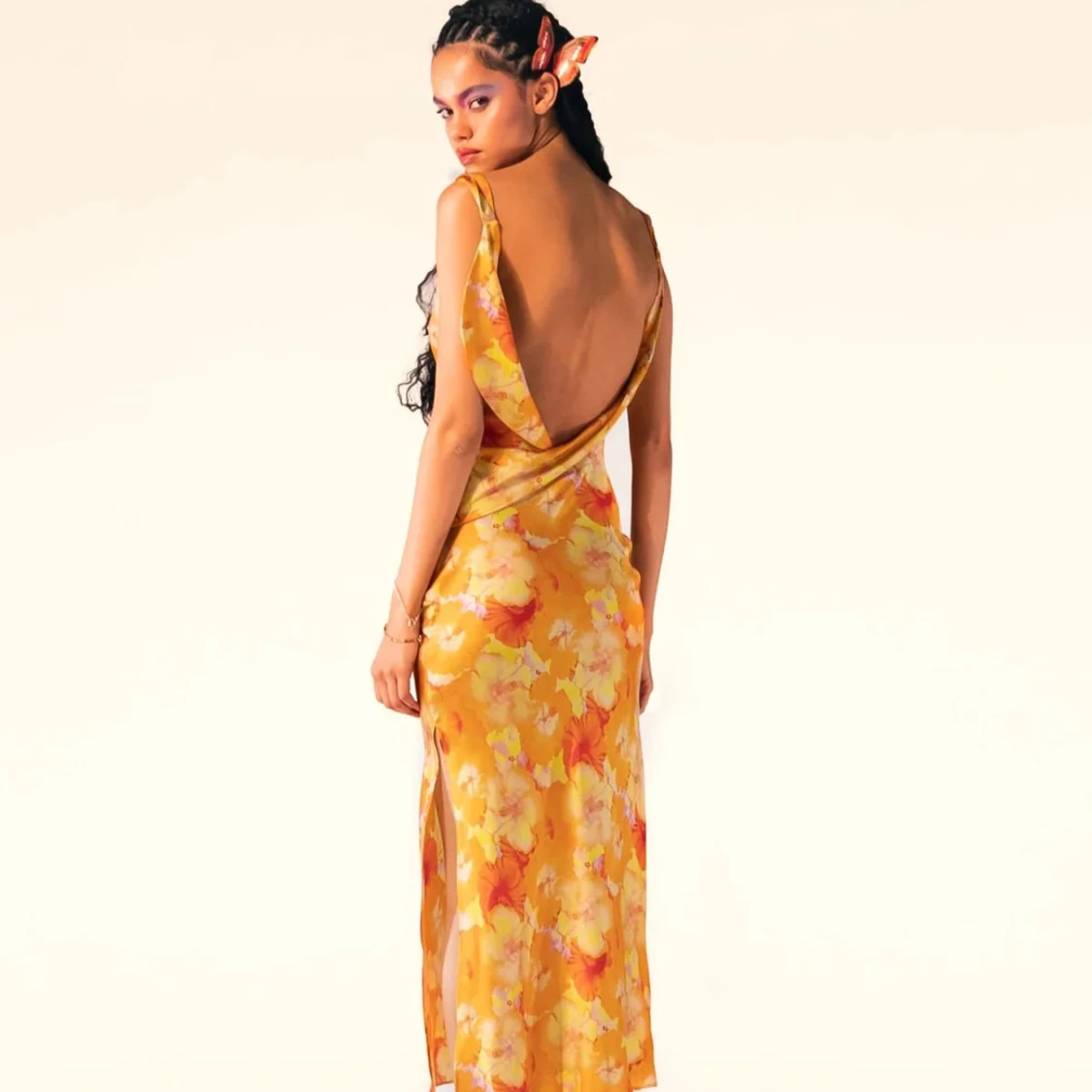 Gul blommig långklänning