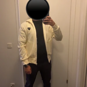 Comme des Garçons Sweatshirt - Endast använd 3 gånger. Säljer då jag växt ur och inte hann ha på mig. Väldigt bra skick inga defekter alls. Går att mötas upp i Malmö annars är det frakt som gäller. Väldigt fin tröja med logo på både fram och baksida. Tröjan är i storlek M men passar även S. 