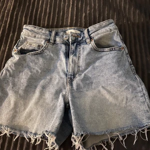 Jeans shorts - Shorts som aldrig blivit använda, lite längre modell från hm