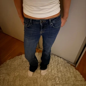 Zara jeans - mörkblå jeans från zara supersnygga slutsålda. 