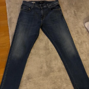 Blå jeans från Replay - Snygga blå jeans från Replay, modellen är mickym. De har en lite mer straight fit och är perfekta för en avslappnad stil. 
