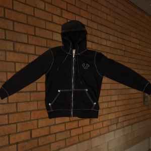 True Religion zip-up tröja - Riktigt fin true religion tröja storlek m 