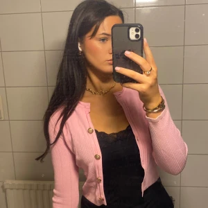 Rosa old money kofta från Zara - Sötaste koftan från Zara. Old money stil med guldknappar. Sitter så fint!