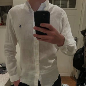 Ralph Lauren skjorta - Ralph Lauren Linne skjorta. Passar M/L. Använd nån enstaka gång.