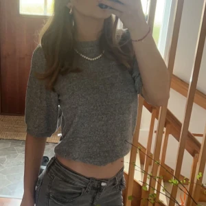 Skön stokholmsstil tröja❤️ - En jätte fin och skön Stockholmsstil tröja🫶🏽 hade den på mig max 2 gånger och det är helt nyskick. Kan skicka mer foto om det behövs och så klart minska pris lite❤️