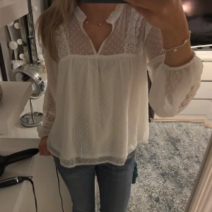 Söt vit blus med detaljer  - Jätte fin blus från Vila med spets och prickiga detaljer, använt några gånger men i nyskick💗💗