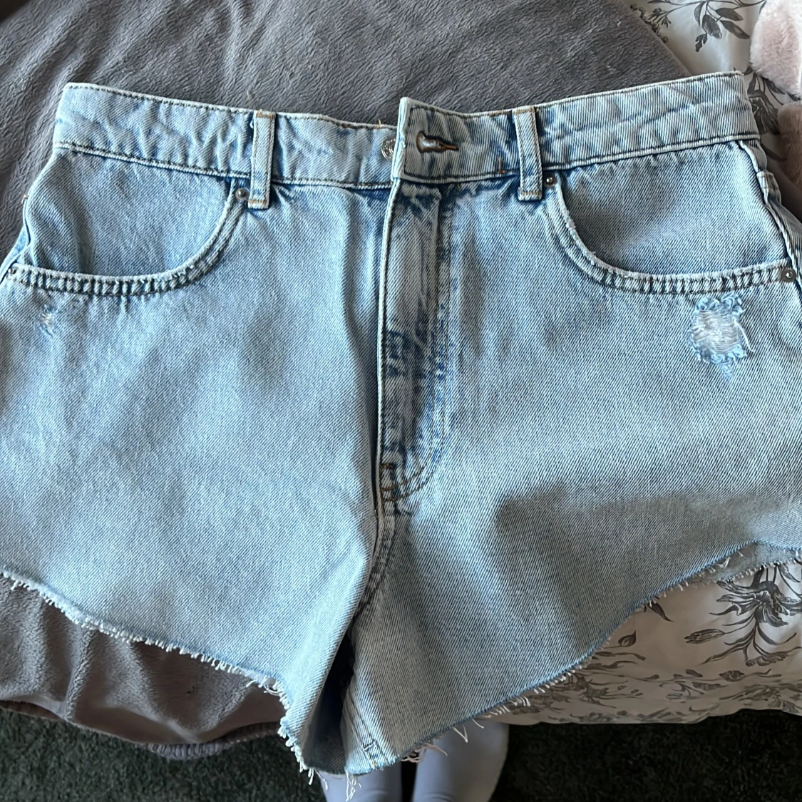 Ljusblå jeansshorts från Ginatricot  - 91