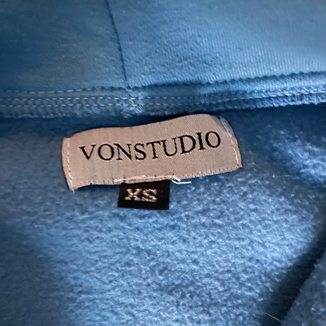 Blå rhinestone hoodie från Vonstudio - 2