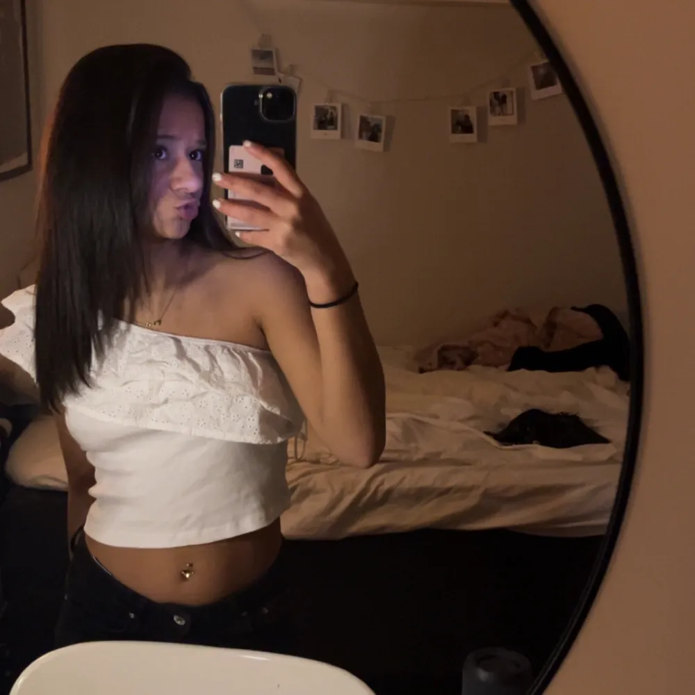 Snygg vit offshoulder topp med volangdetaljer. Toppen är från Gina Young i storlek xxs skulle jag säga (152) passar bra till jeans och kjol skriv gärna för mer bilder eller mer info endast använd 2 gånger . Yläosat.