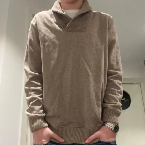 Vailent clothing tröja  - Säljer denna tröja från vailent clothing i riktigt bra skick. Den är i storlek M. Hör gärna av dig om du har fler frågor. Vid snabb affär kan priset diskuteras.