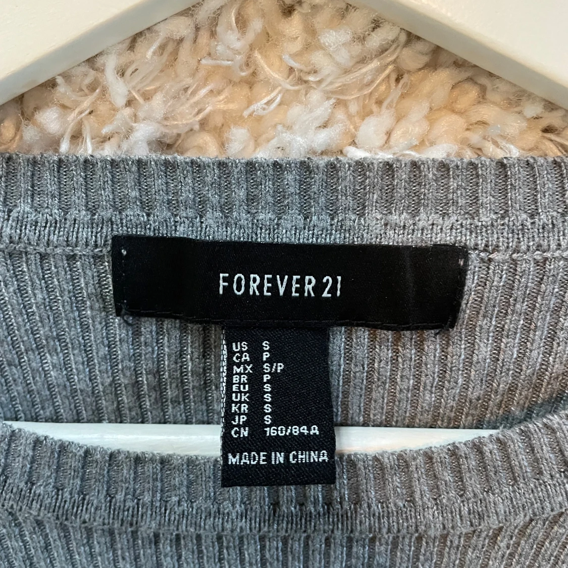 Grå ribbad tröja - 90